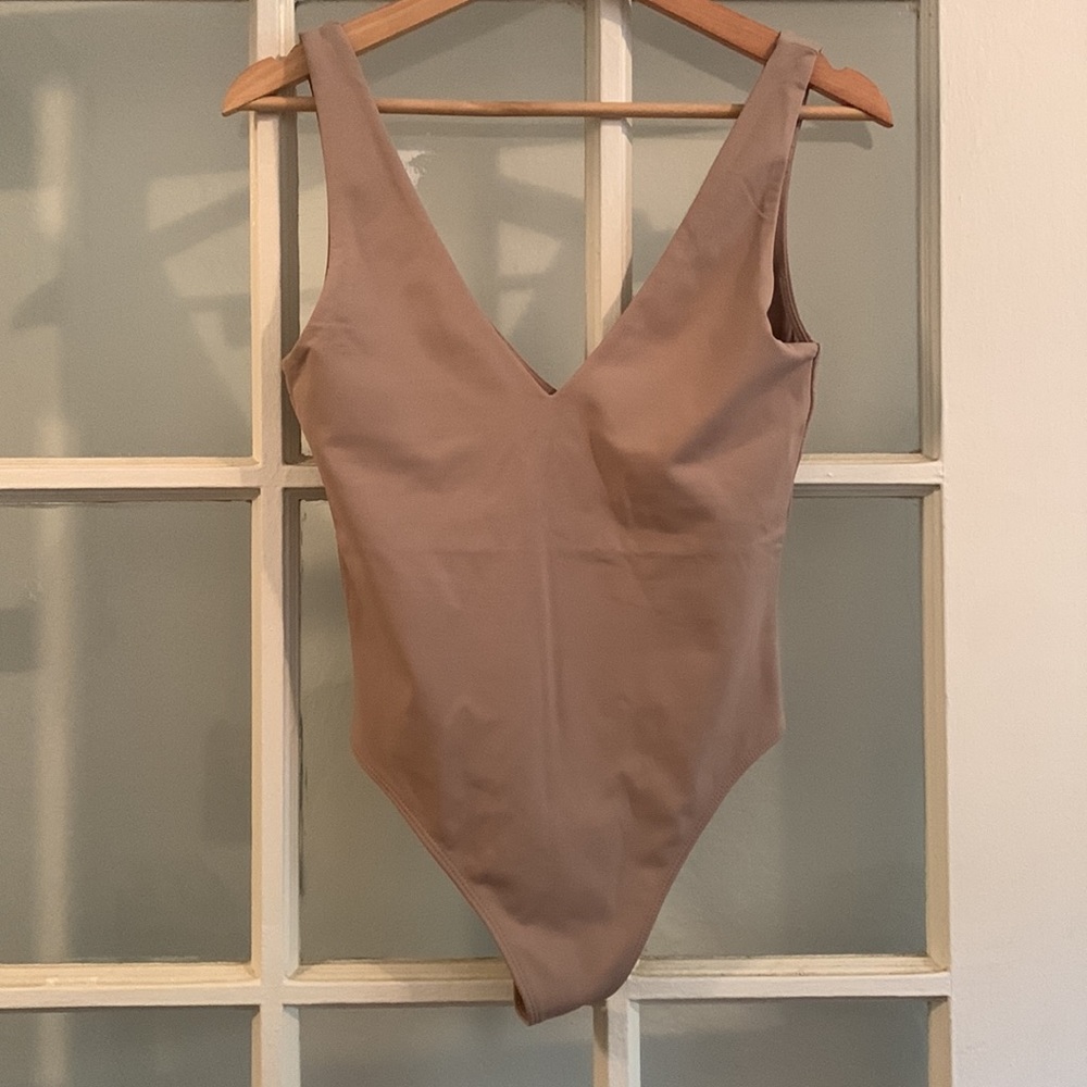 NWOT Aritzia Babaton deep v neck taupe body suite - medium - Picture 5 of 7
